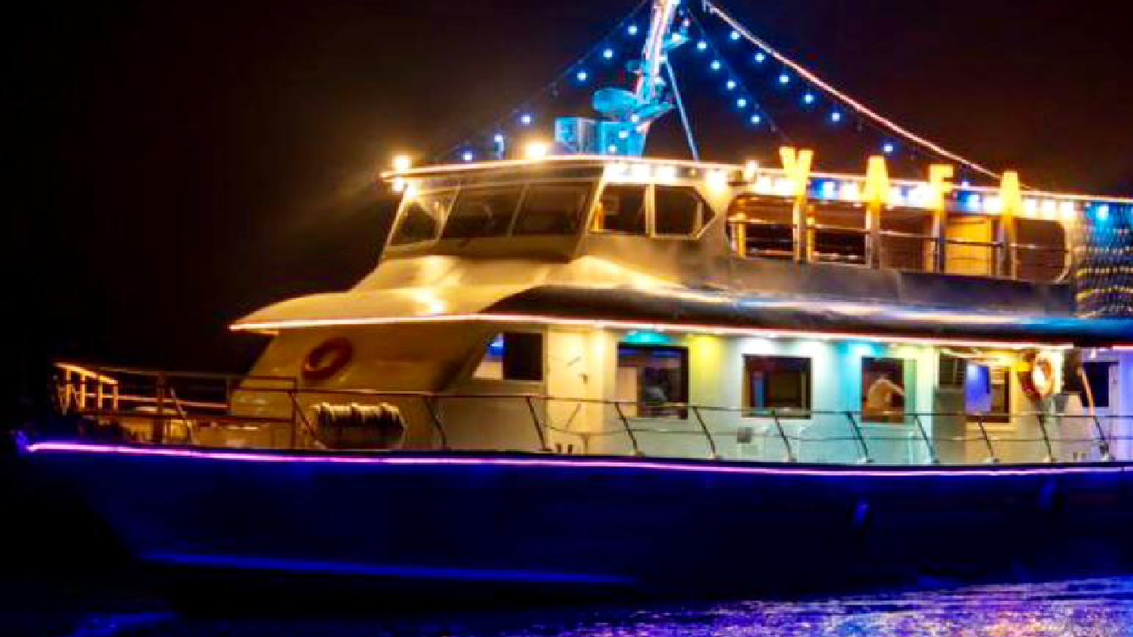 کشتی تفریحی شبانه وفا